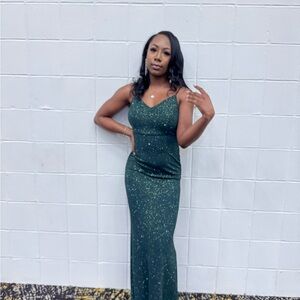 Formal gown worn once by Windsor
Size Small / 2
Glitter dress with open back